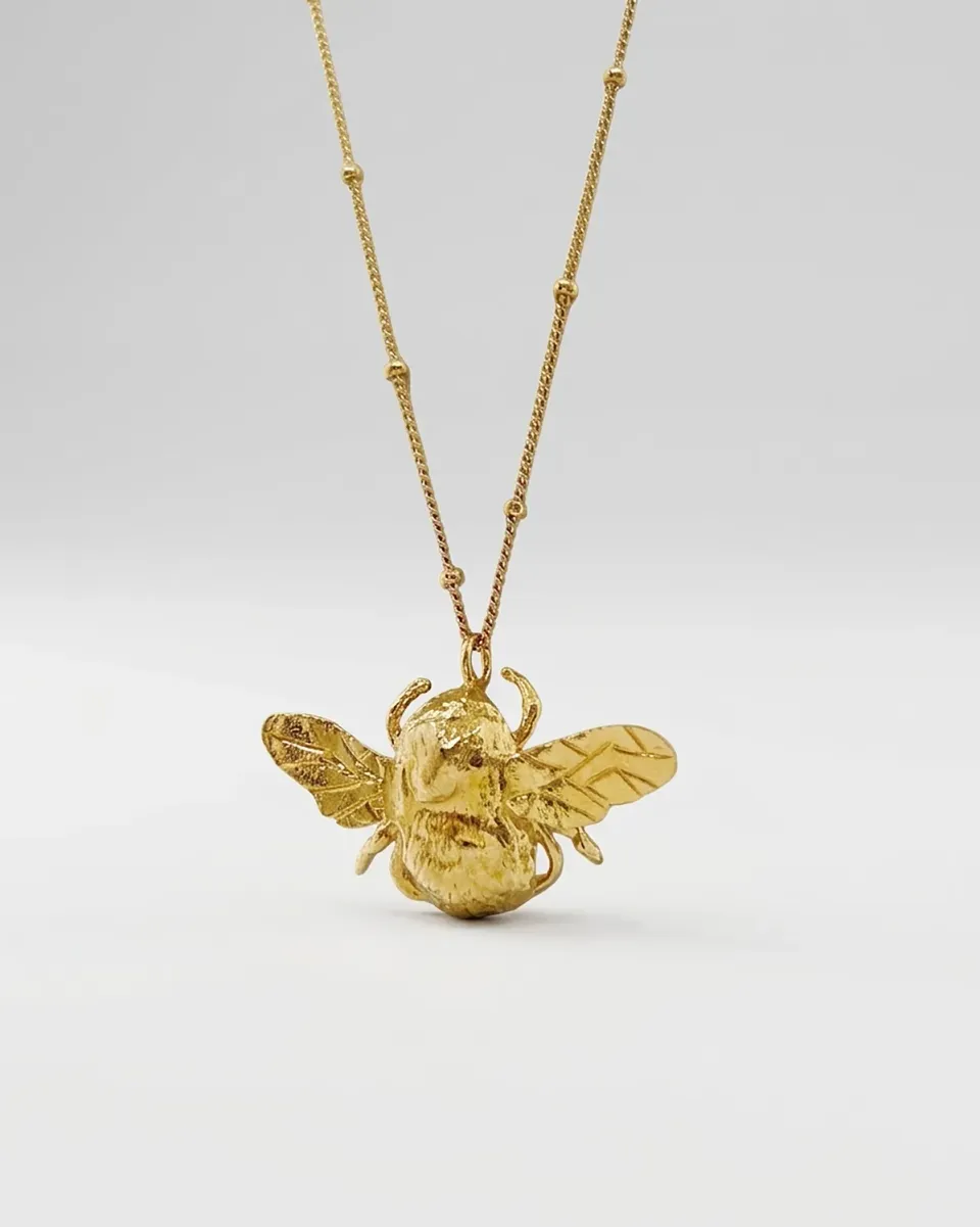 Elise Tsikis Cheb collier pendentif bourdon 50 cm doré