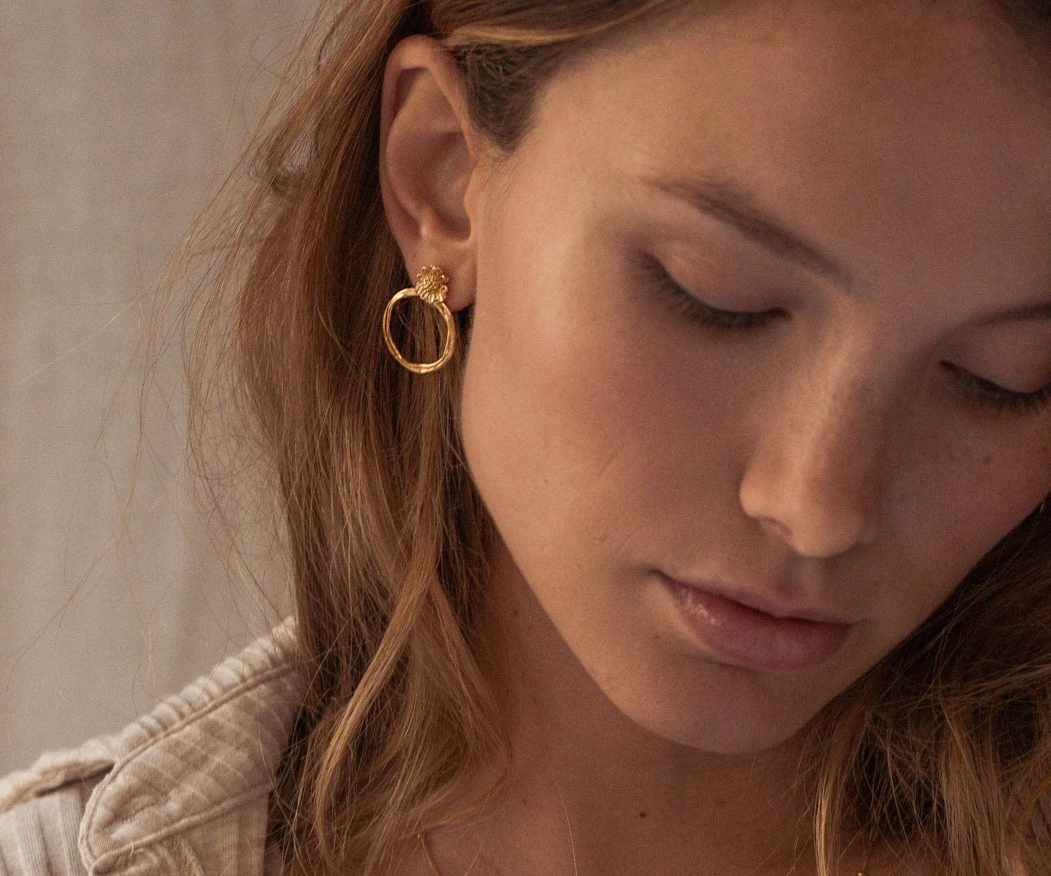 Elise Tsikis Jardin Marguerite Medium boucles d’oreilles or jaune