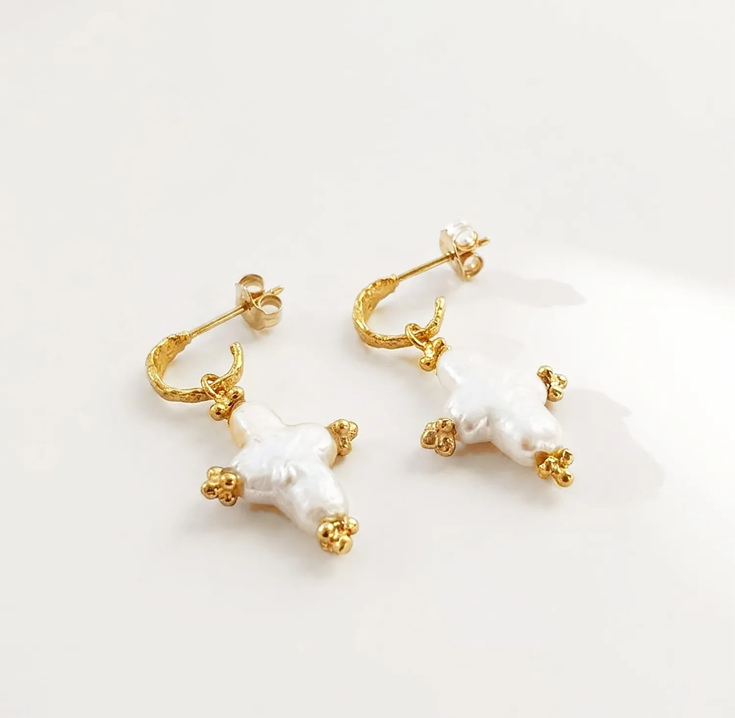 Elise Tsikis Ethérée boucles doreilles perle croix