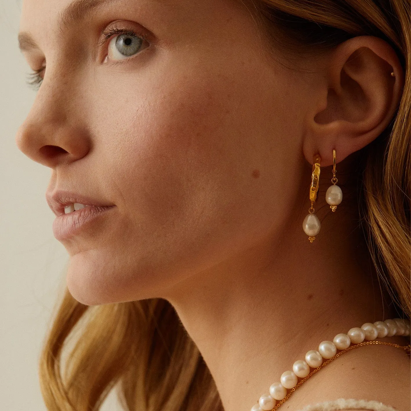 Elise Tsikis Amani boucles d’oreilles créoles perle d’eau douce