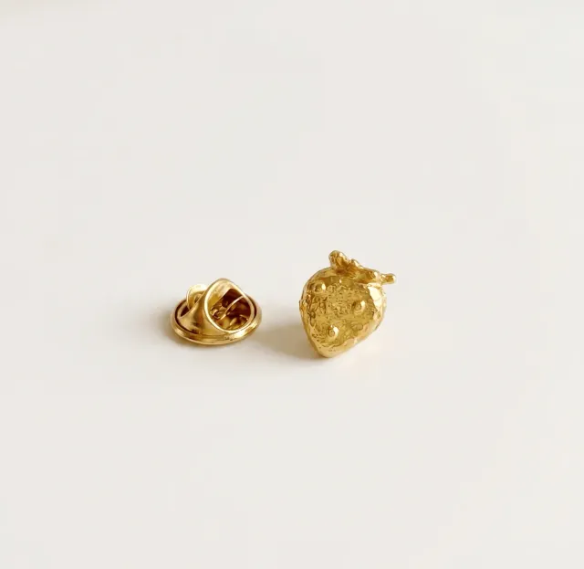 Elise Tsikis Fraisier pin’s fraise dorée 0,6 cm archive