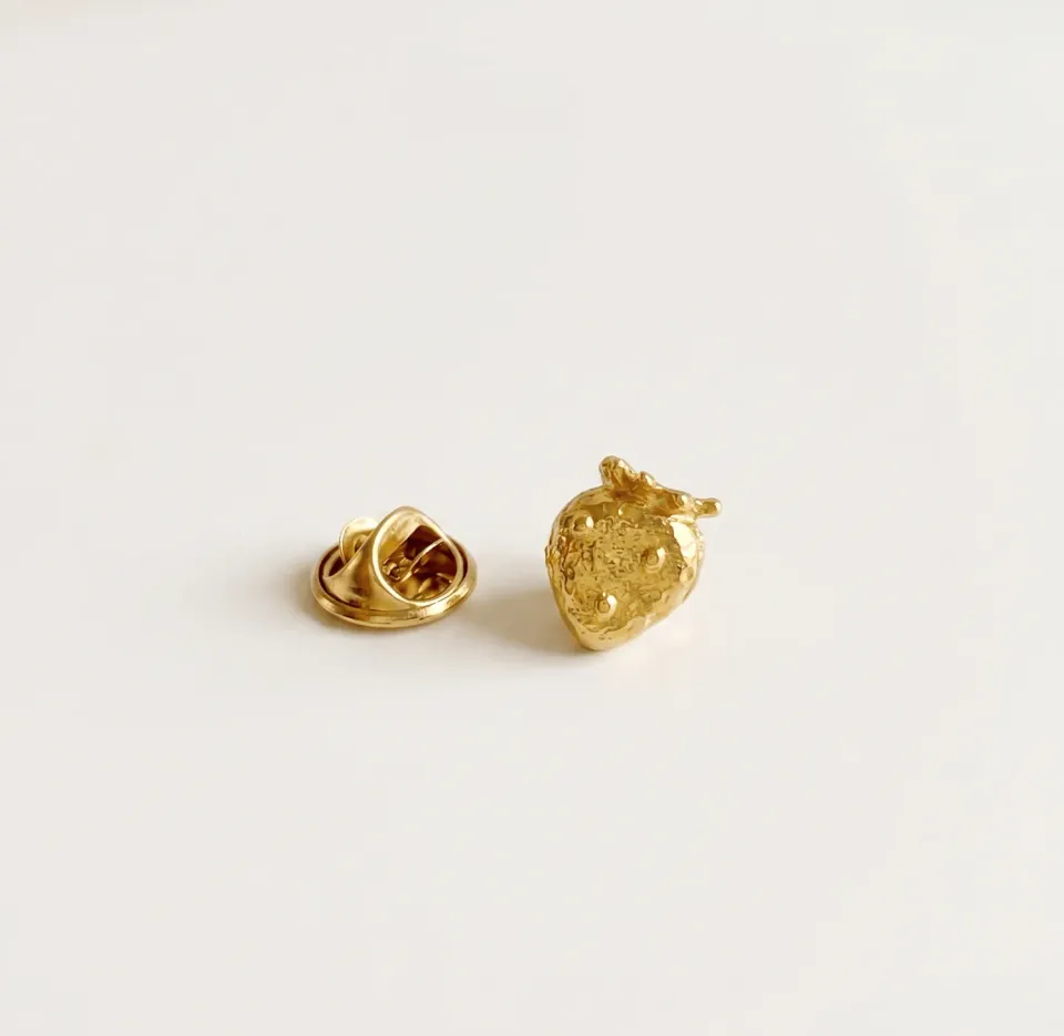 Elise Tsikis Fraisier pin’s fraise dorée 0,6 cm archive