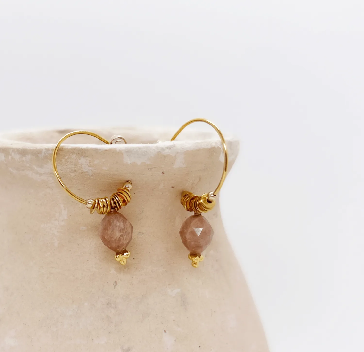 Elise Tsikis Mala créoles nude quartz rose 2,2 cm
