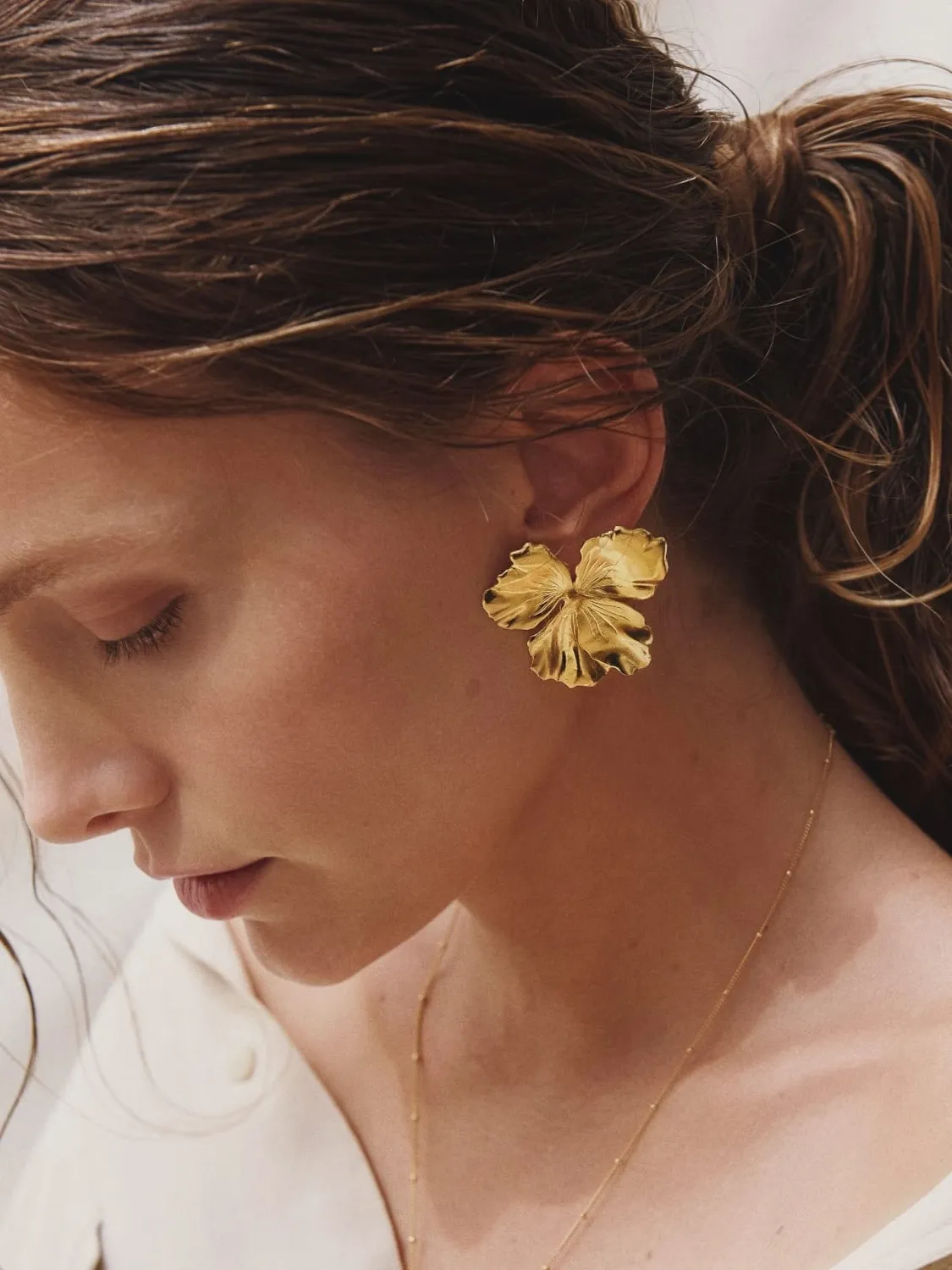 Elise Tsikis Nemesis Medium boucles fleurs or jaune 4 cm