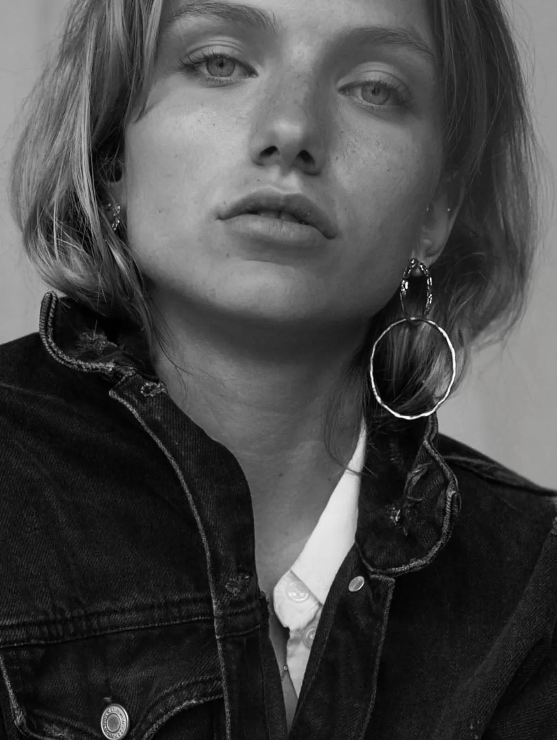Elise Tsikis Thisbe boucles d’oreilles feuille 7 cm