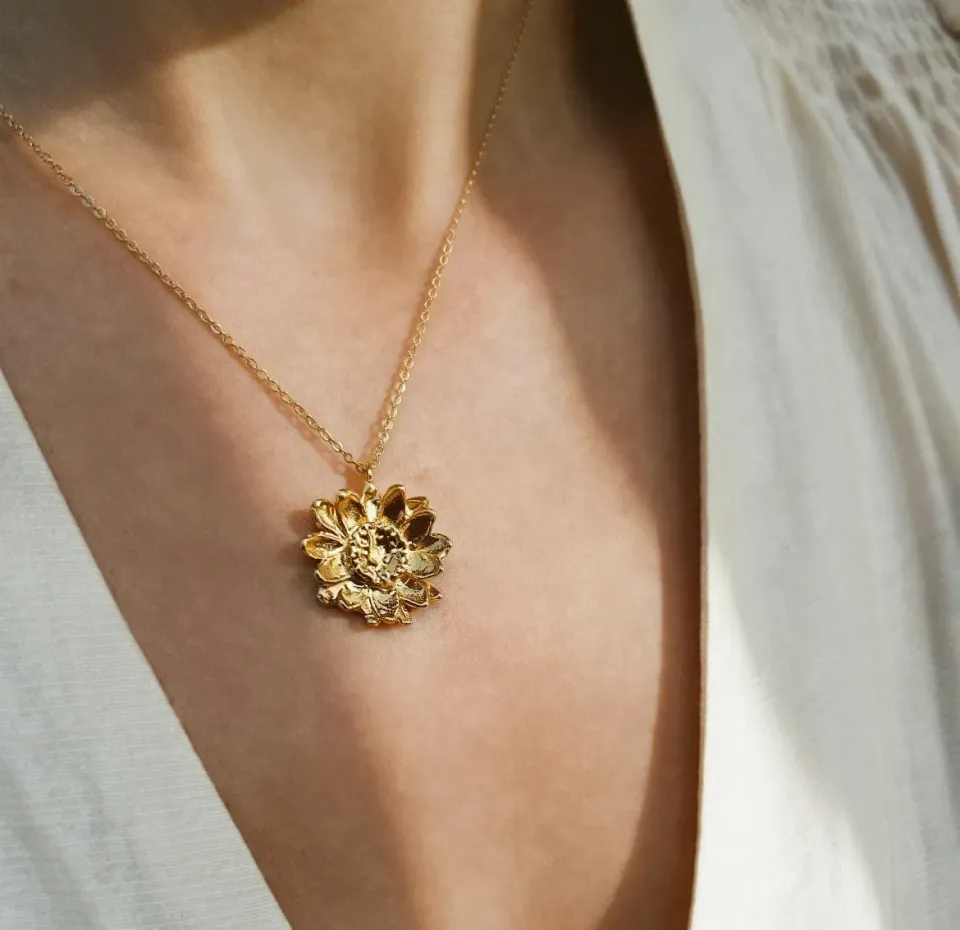 Elise Tsikis Oydes collier fleur or jaune