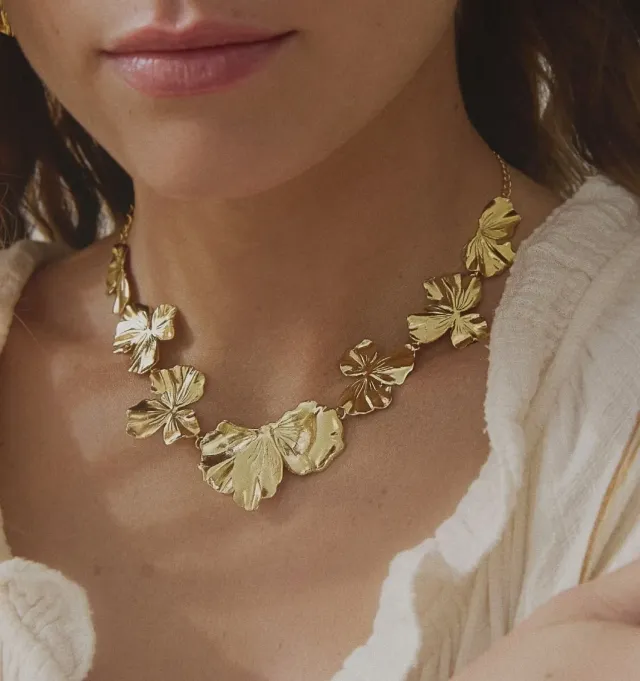 Elise Tsikis Némésis Anomera collier fleurs doré