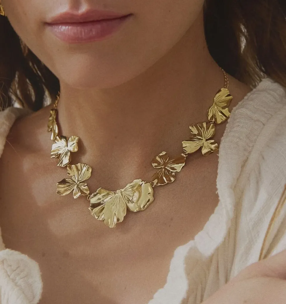 Elise Tsikis Némésis Anomera collier fleurs doré
