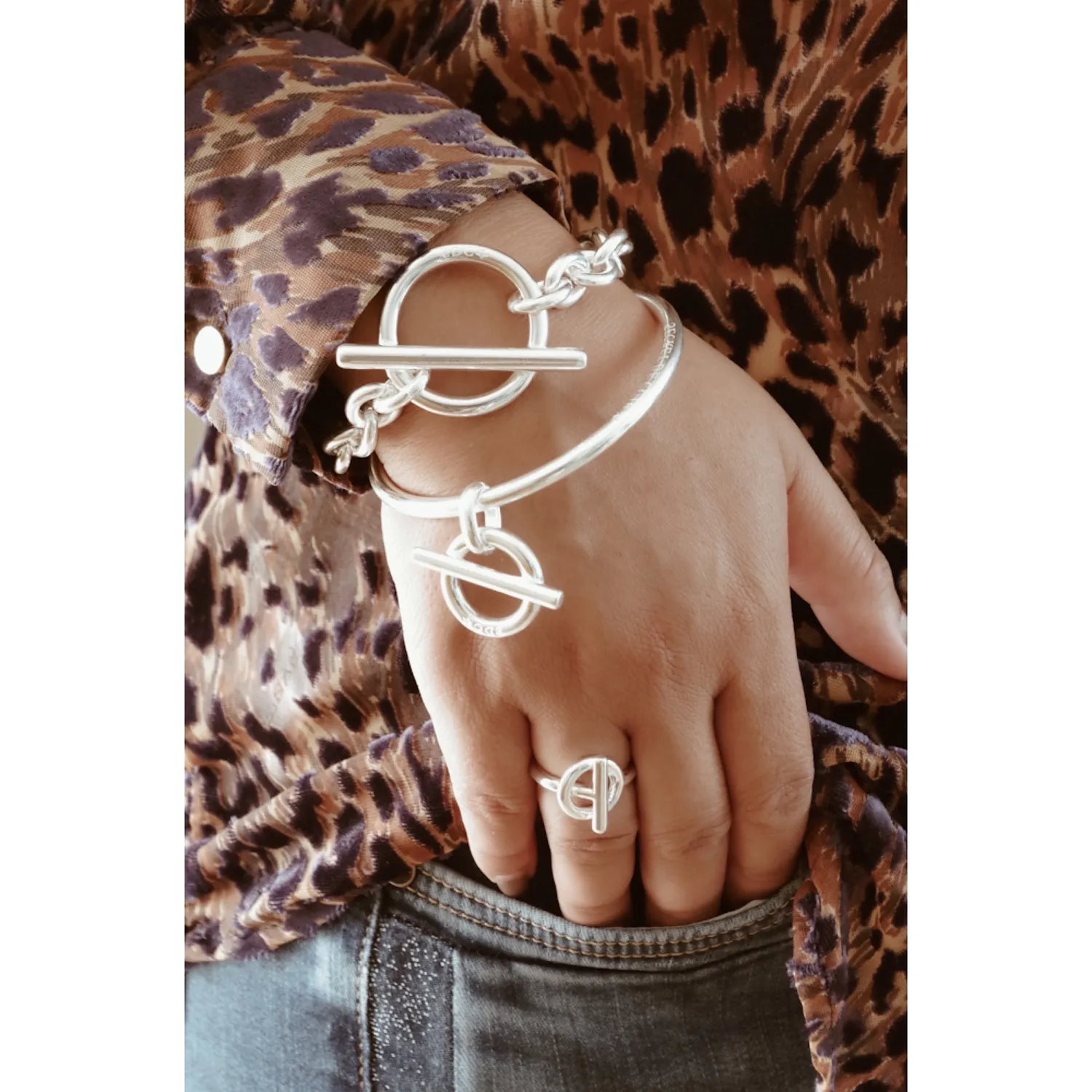 Secret de Cuir N°1336 bracelet rond barre plaqué argent