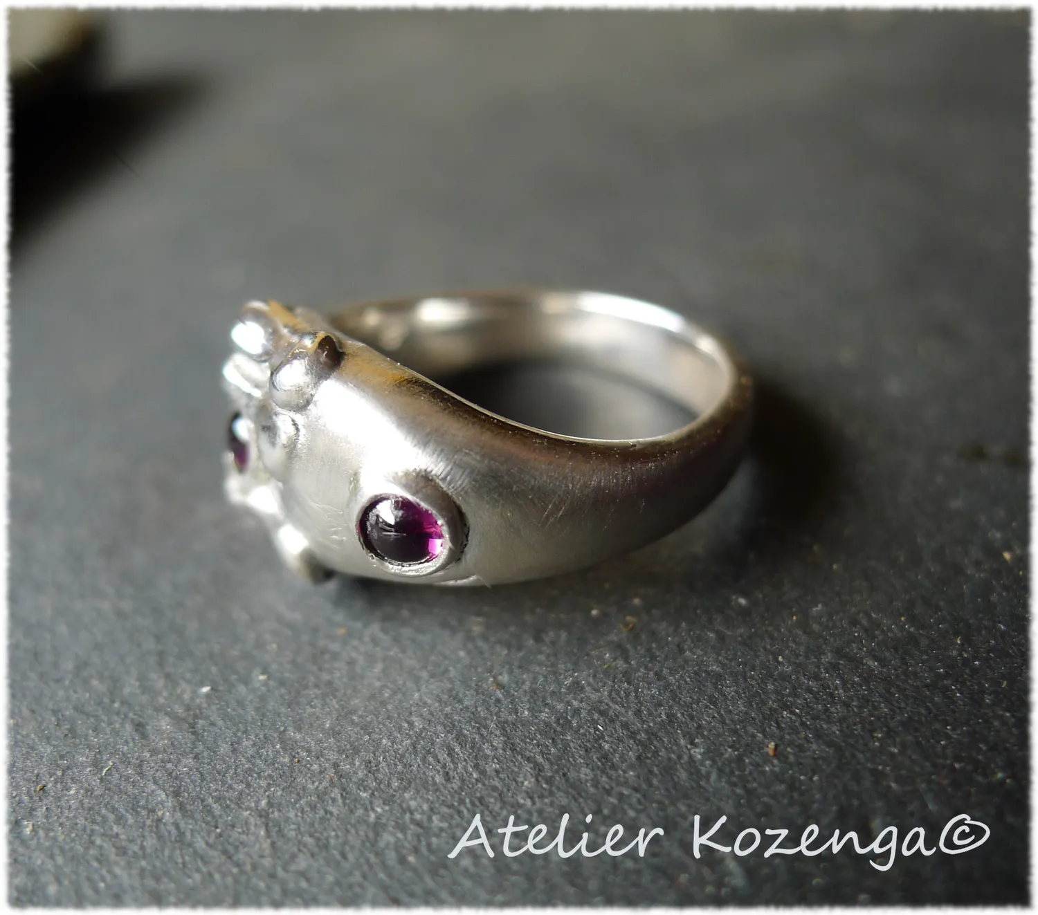 L'Atelier Kozenga Grenouille bague argent grenats