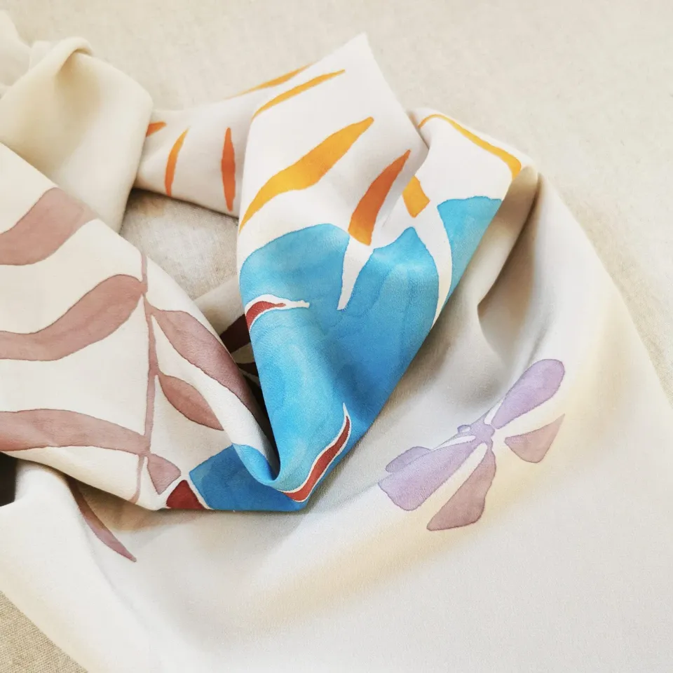 Elise Tsikis Fekhara foulard soie 50x50 solaire
