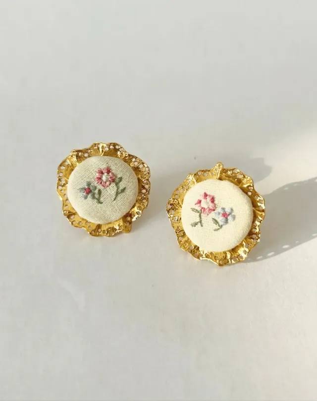 Elise Tsikis Lavande boucles d'oreilles brodées fleurs
