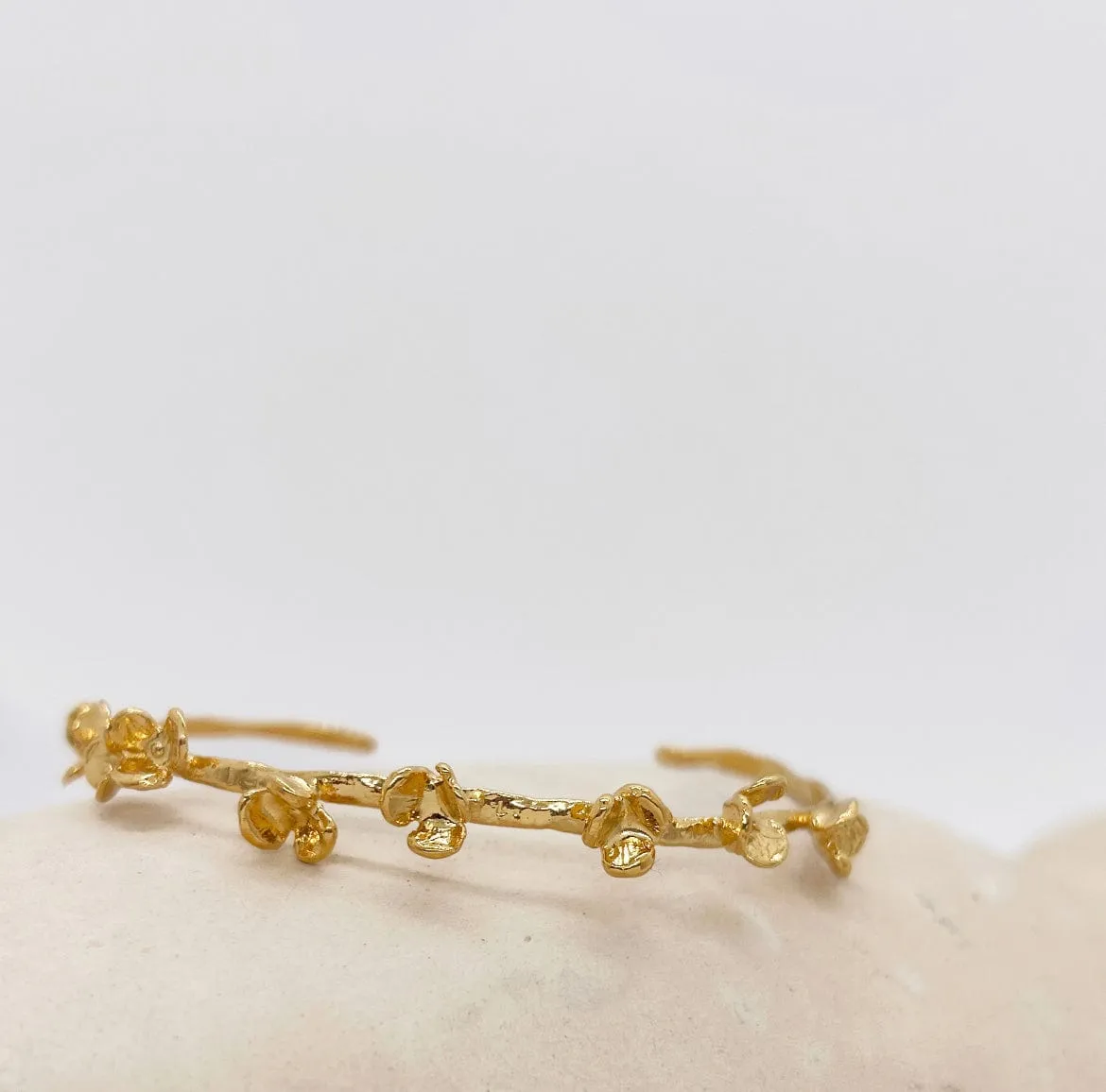 Elise Tsikis Teplice bracelet jonc fleurs or jaune