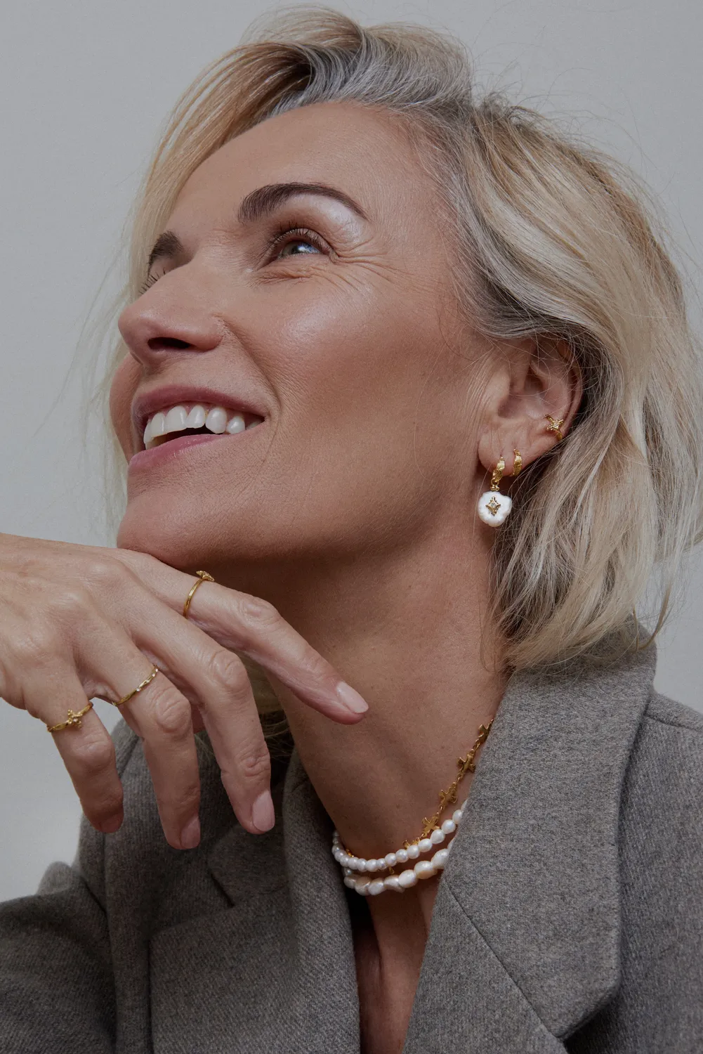 Elise Tsikis Oia collier 3 rangs perles croix doré