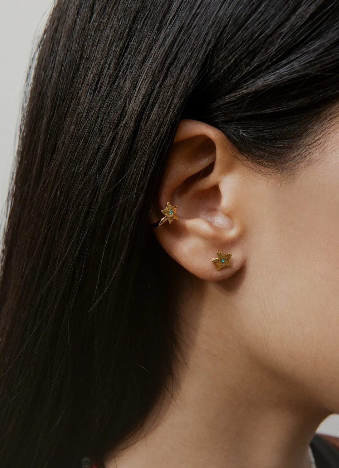 Elise Tsikis Idalou earcuff étoile cristal bleu