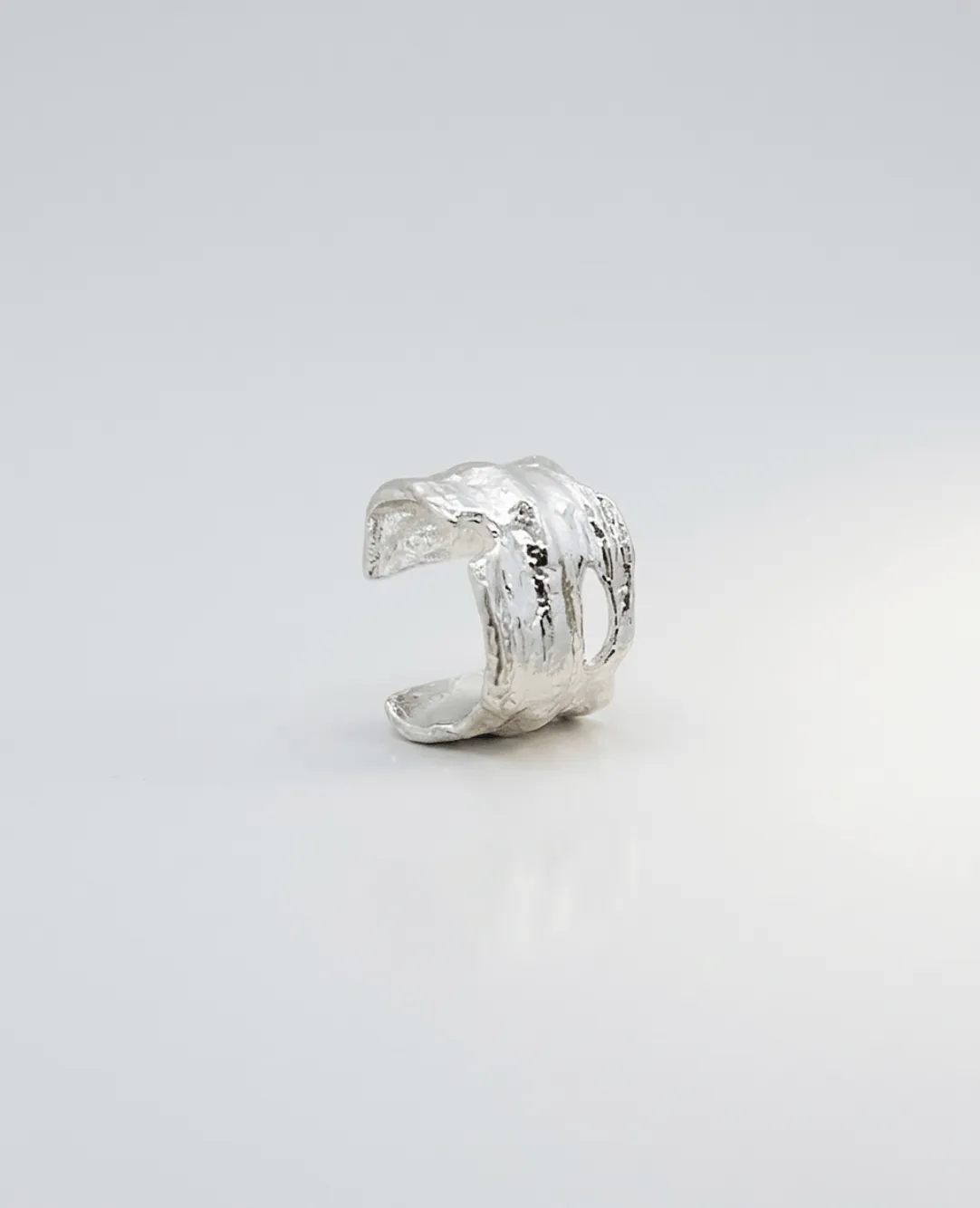 Elise Tsikis Peni earcuff or jaune martelé