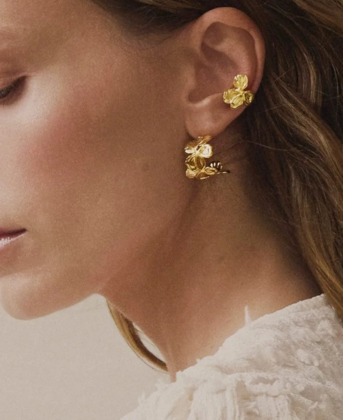 Elise Tsikis Gialova boucles d'oreilles dorées fleur 2 cm