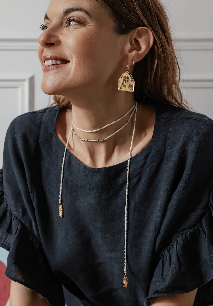 Elise Tsikis Oikos boucles d'oreilles maison dorée