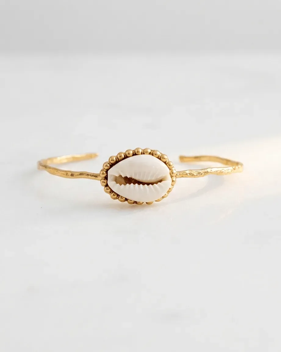Elise Tsikis Aoia bracelet jonc cauri doré