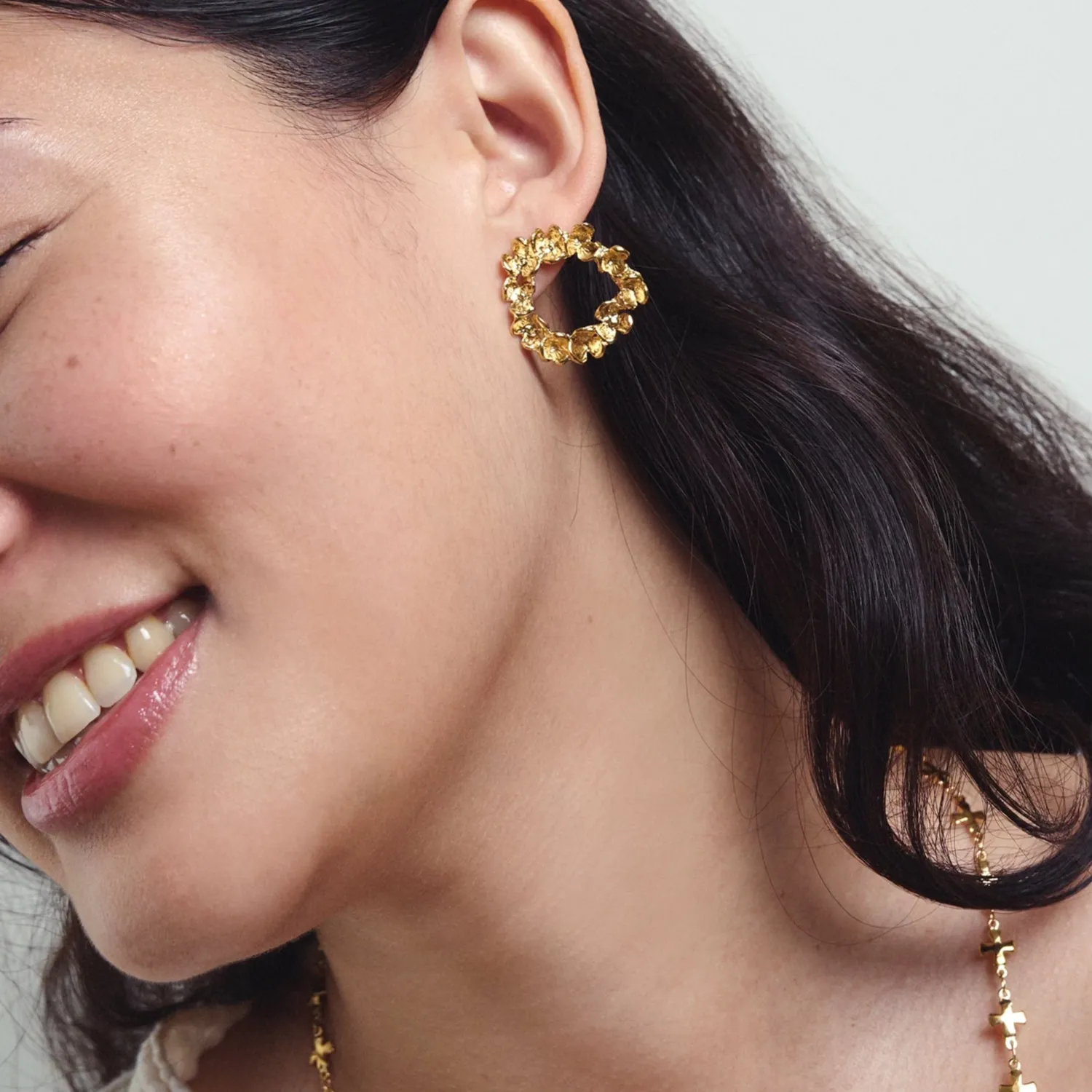 Elise Tsikis Elbe boucles d’oreilles or jaune relief fleur