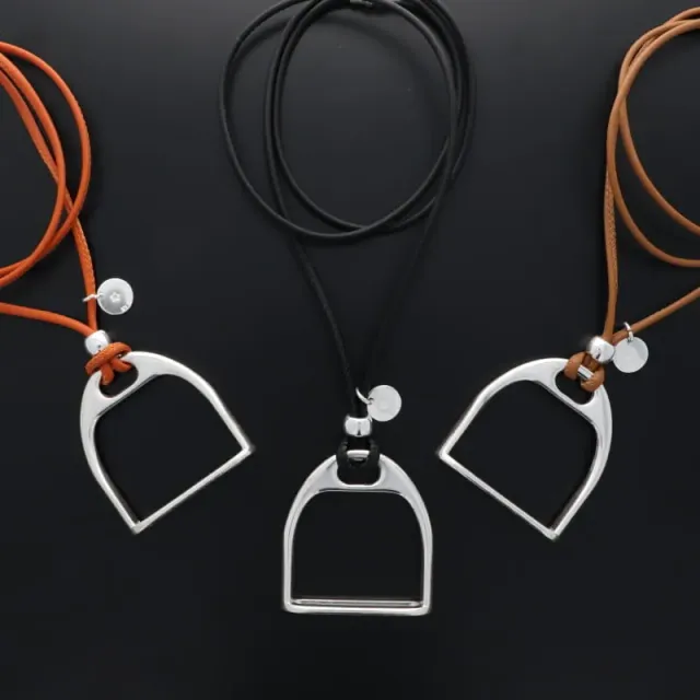 Secret de Cuir N°1434 étrier XL sautoir cuir argenté