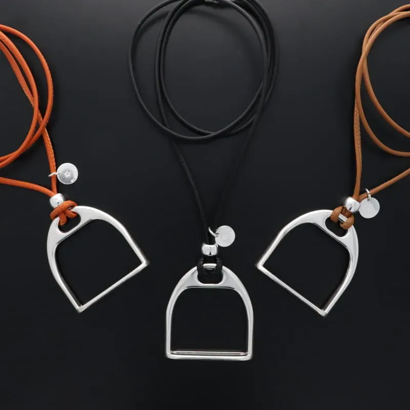 Secret de Cuir N°1434 étrier XL sautoir cuir argenté