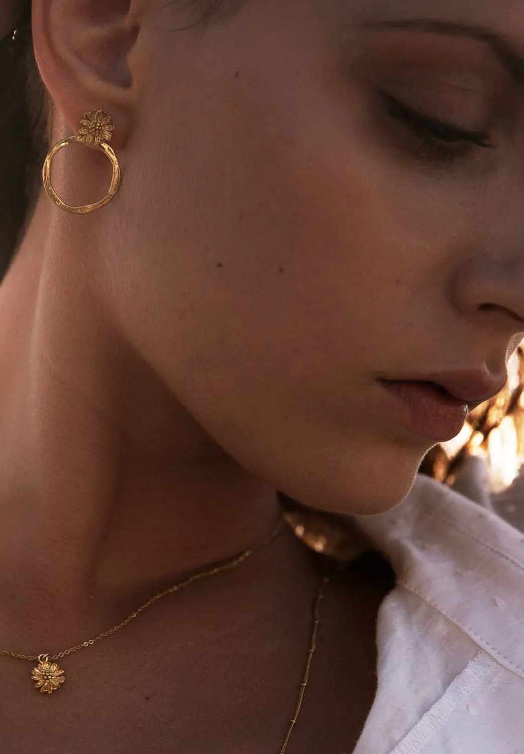 Elise Tsikis Jardin Marguerite Medium boucles d’oreilles or jaune