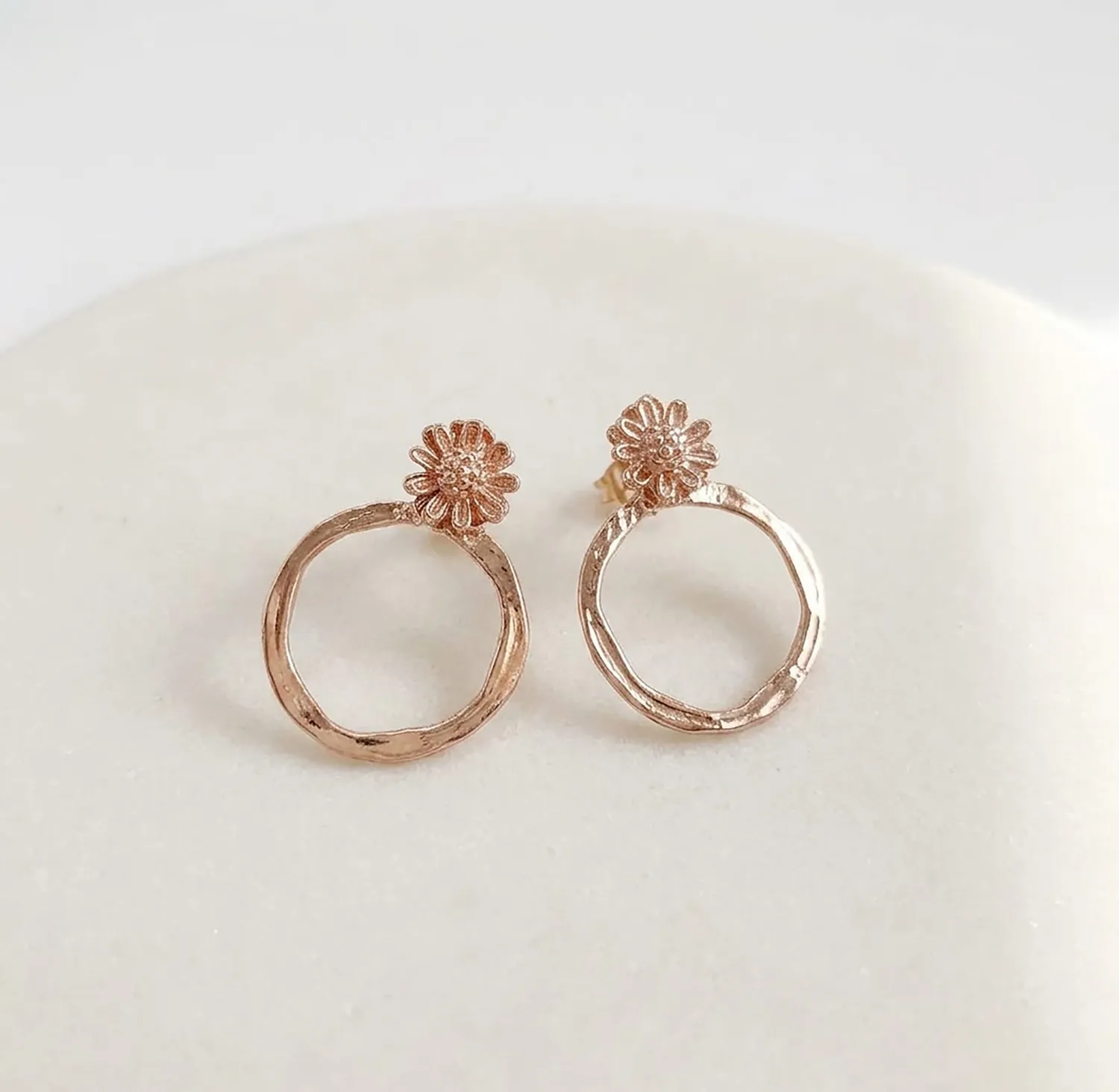 Elise Tsikis Jardin Marguerite Medium boucles d’oreilles or jaune