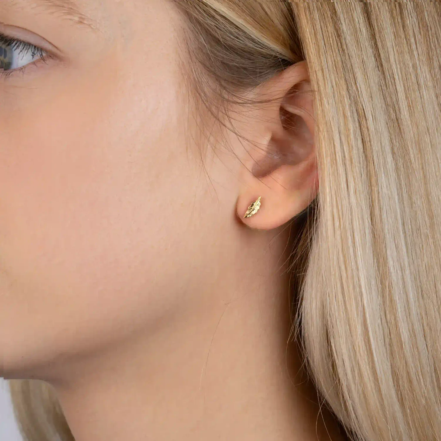 Oriana France petite plume clous d'oreilles plaqué or