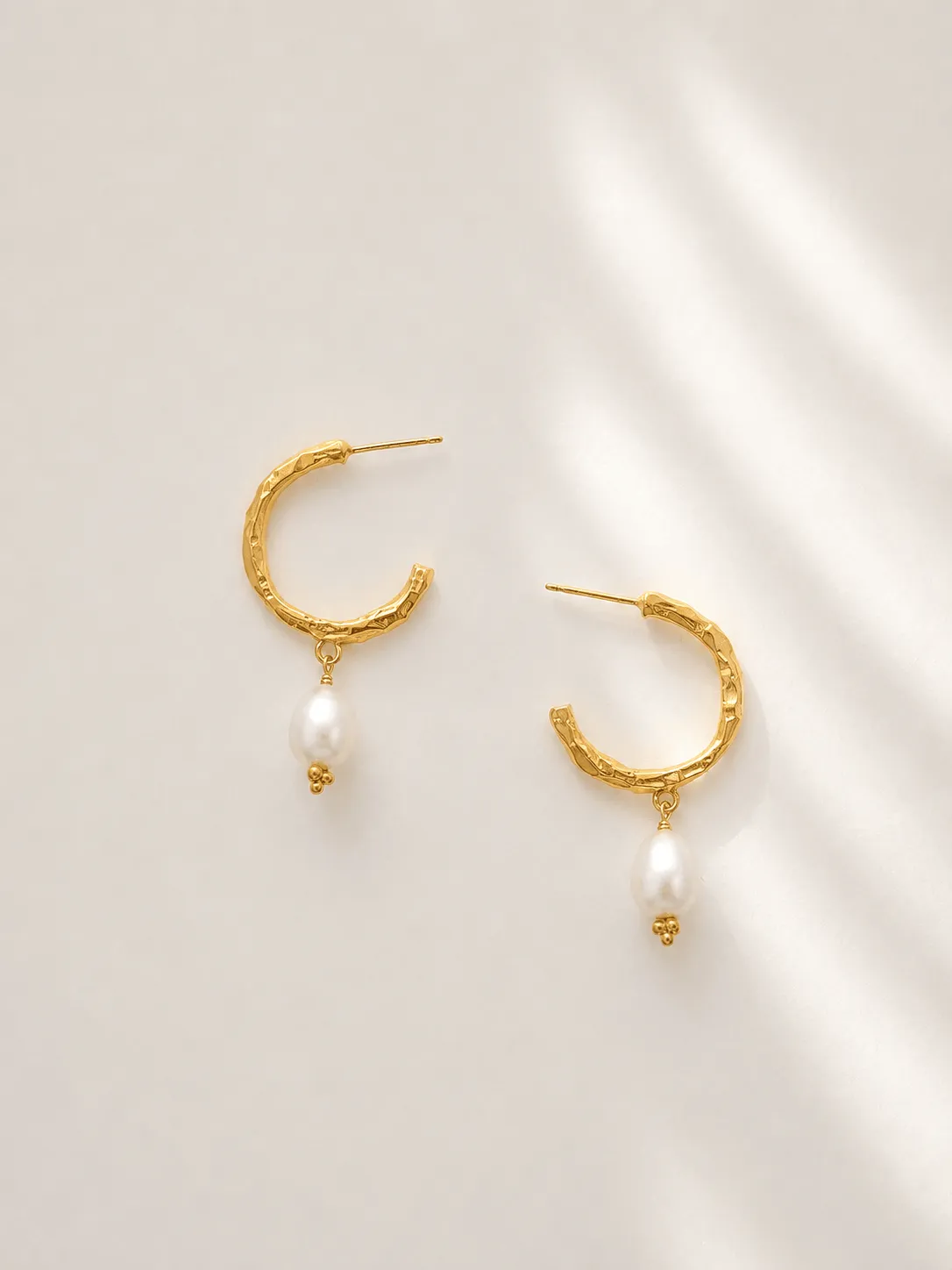 Elise Tsikis Amani boucles d’oreilles créoles perle d’eau douce