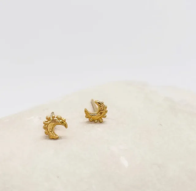 Elise Tsikis Mouni puces boucles d'oreilles lune dorée