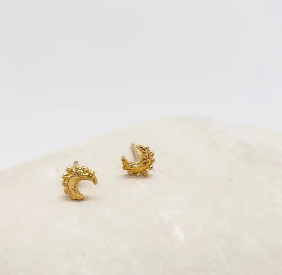 Elise Tsikis Mouni puces boucles d'oreilles lune dorée