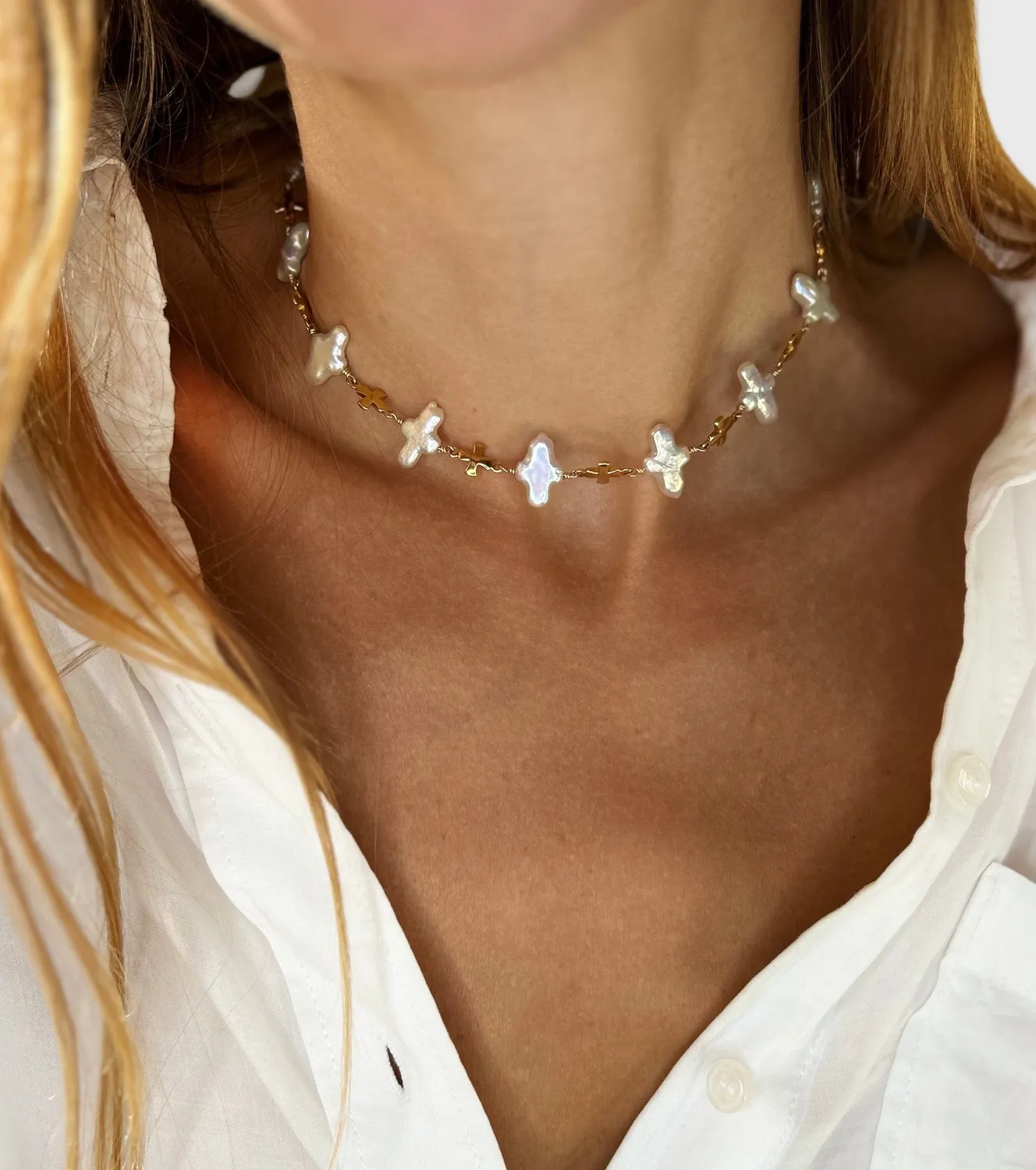 Elise Tsikis Callista collier perles croix doré