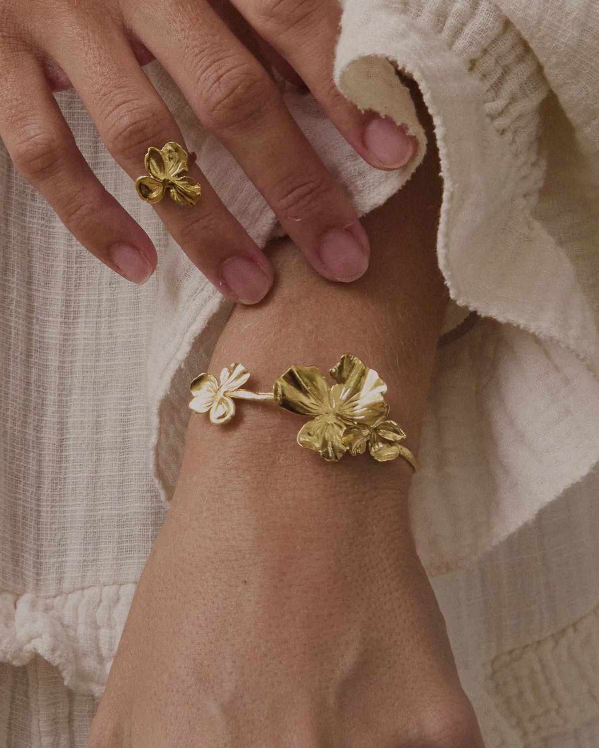 Elise Tsikis Némésis Damy bague phalange fleur