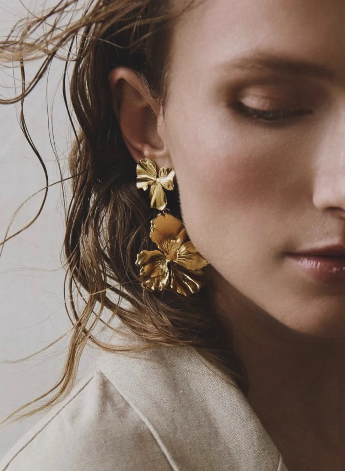 Elise Tsikis Nemesis Thalie boucles fleurs 7 cm