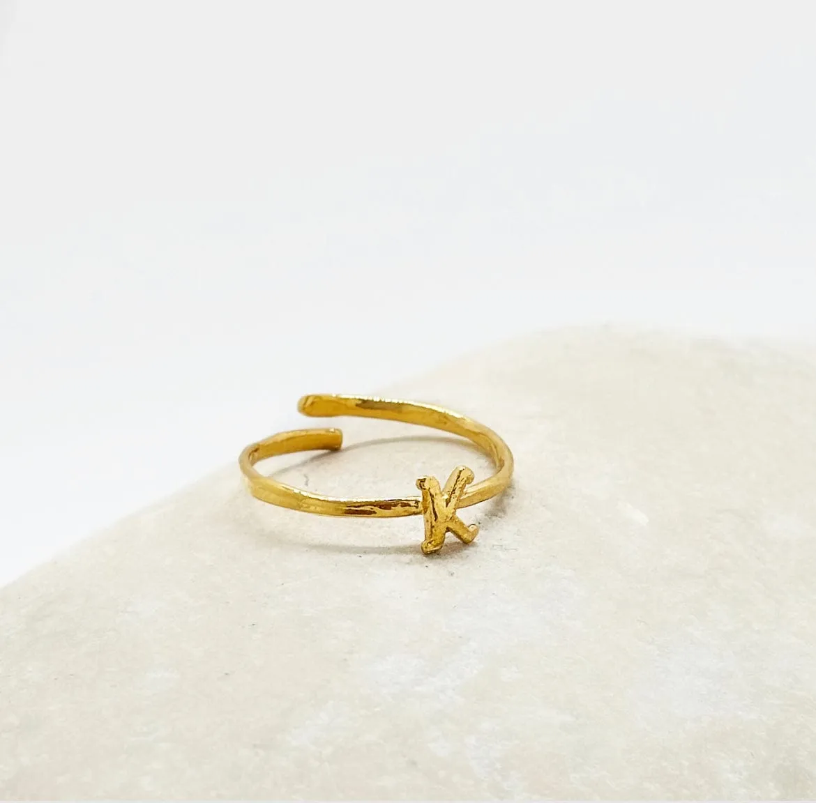 Elise Tsikis Volla bague lettre réglable dorée