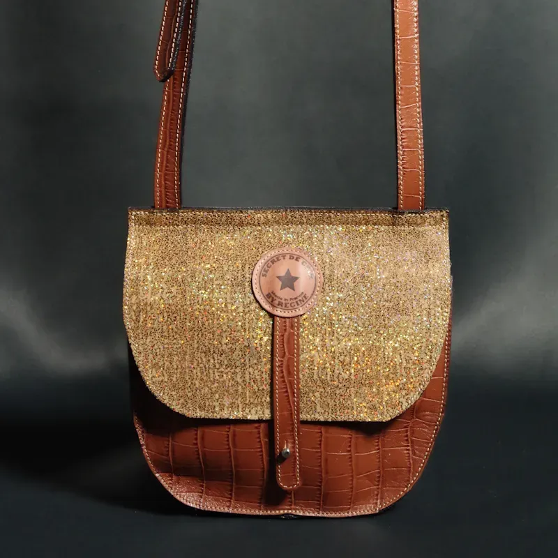 Secret de Cuir besace camel cuir rabat pailleté 18x18cm