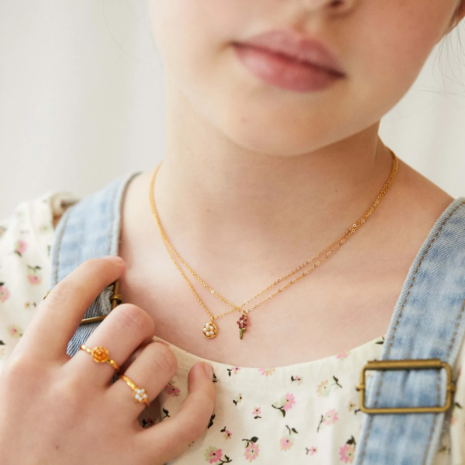 Elise Tsikis Iris collier fleur rose longueur femme doré