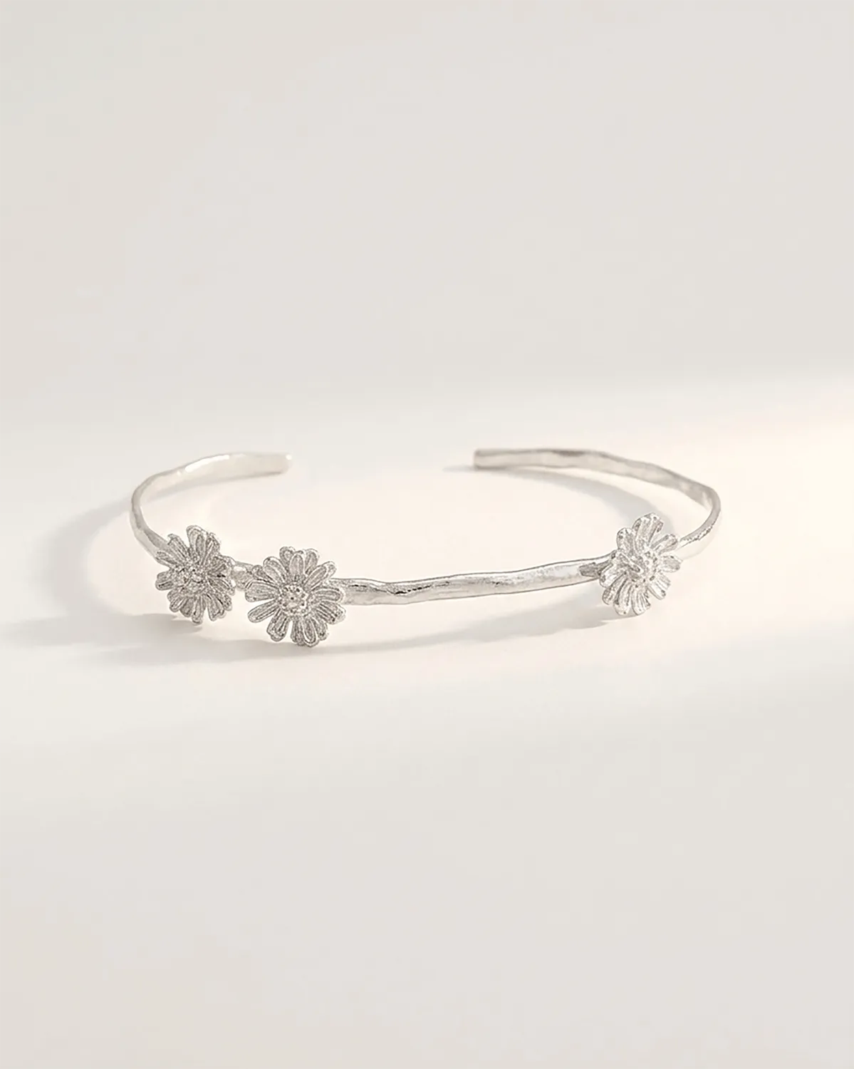 Elise Tsikis Marguerite bracelet jonc or jaune
