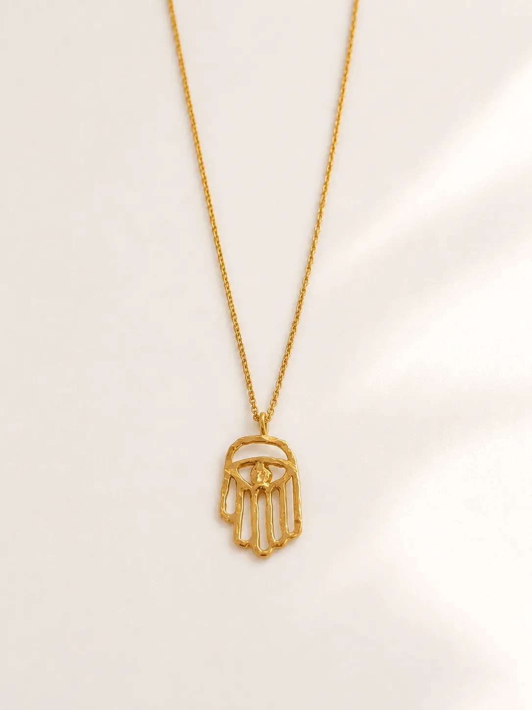 Elise Tsikis Proteccion collier main doré