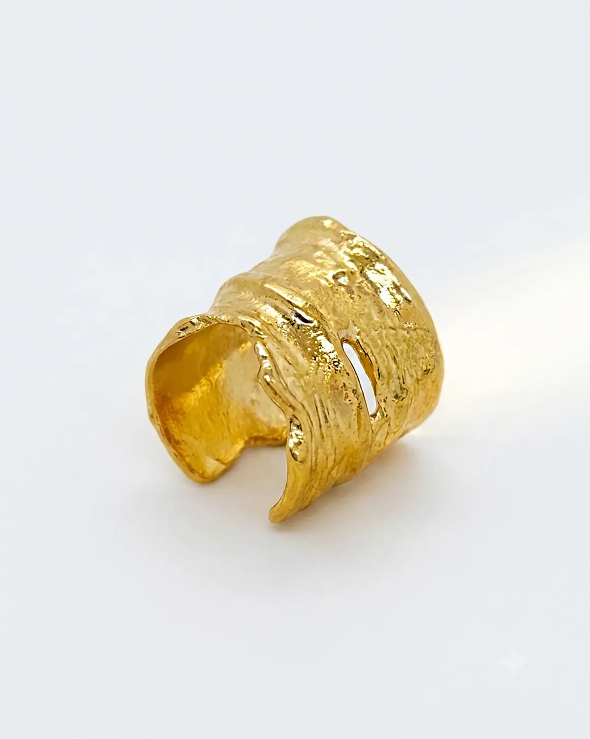 Elise Tsikis Chenea earcuff sans piercing or jaune
