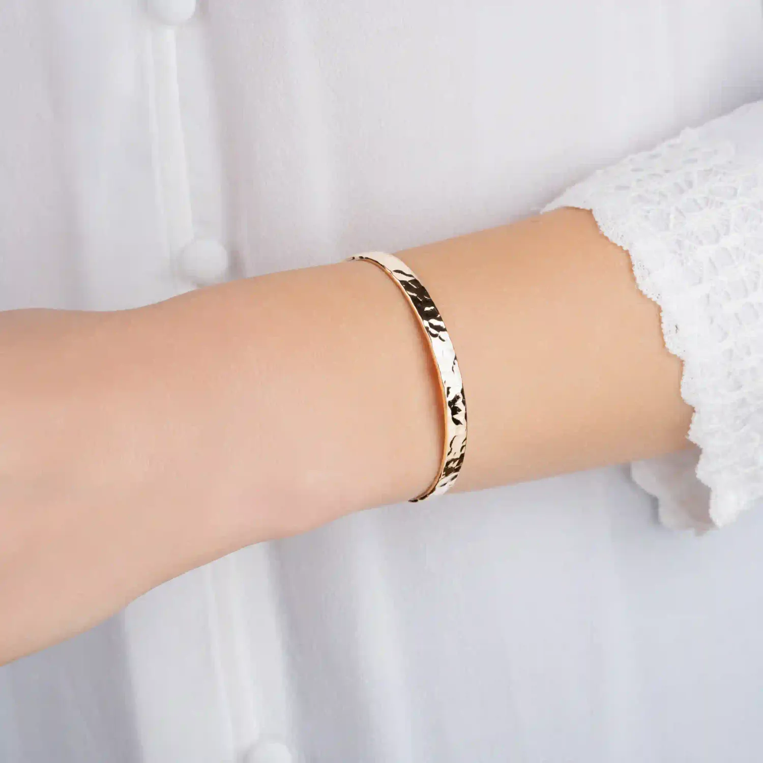 Oriana France bracelet jonc martelé plaqué or 18 carats