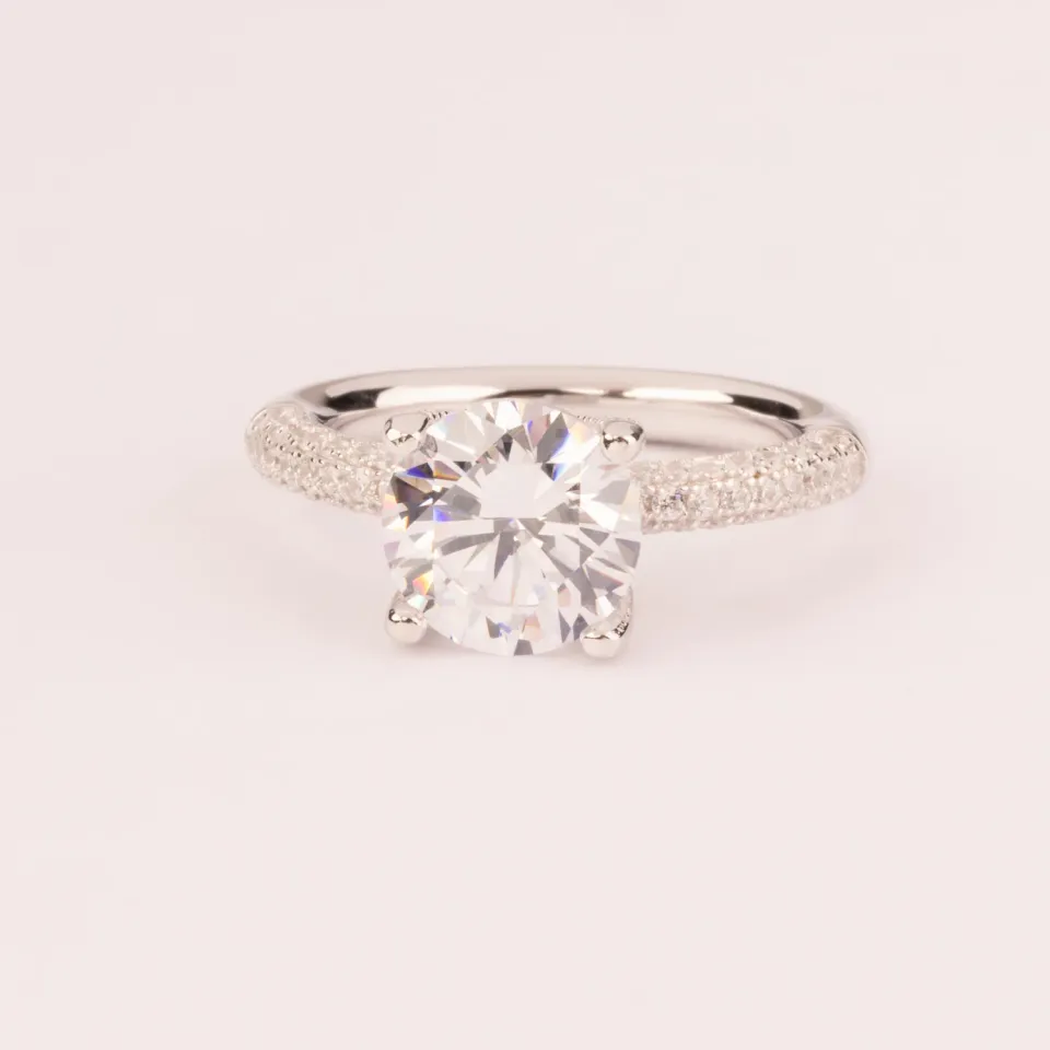 Ultima Edizione bague solitaire 9 mm tige zircons blanc