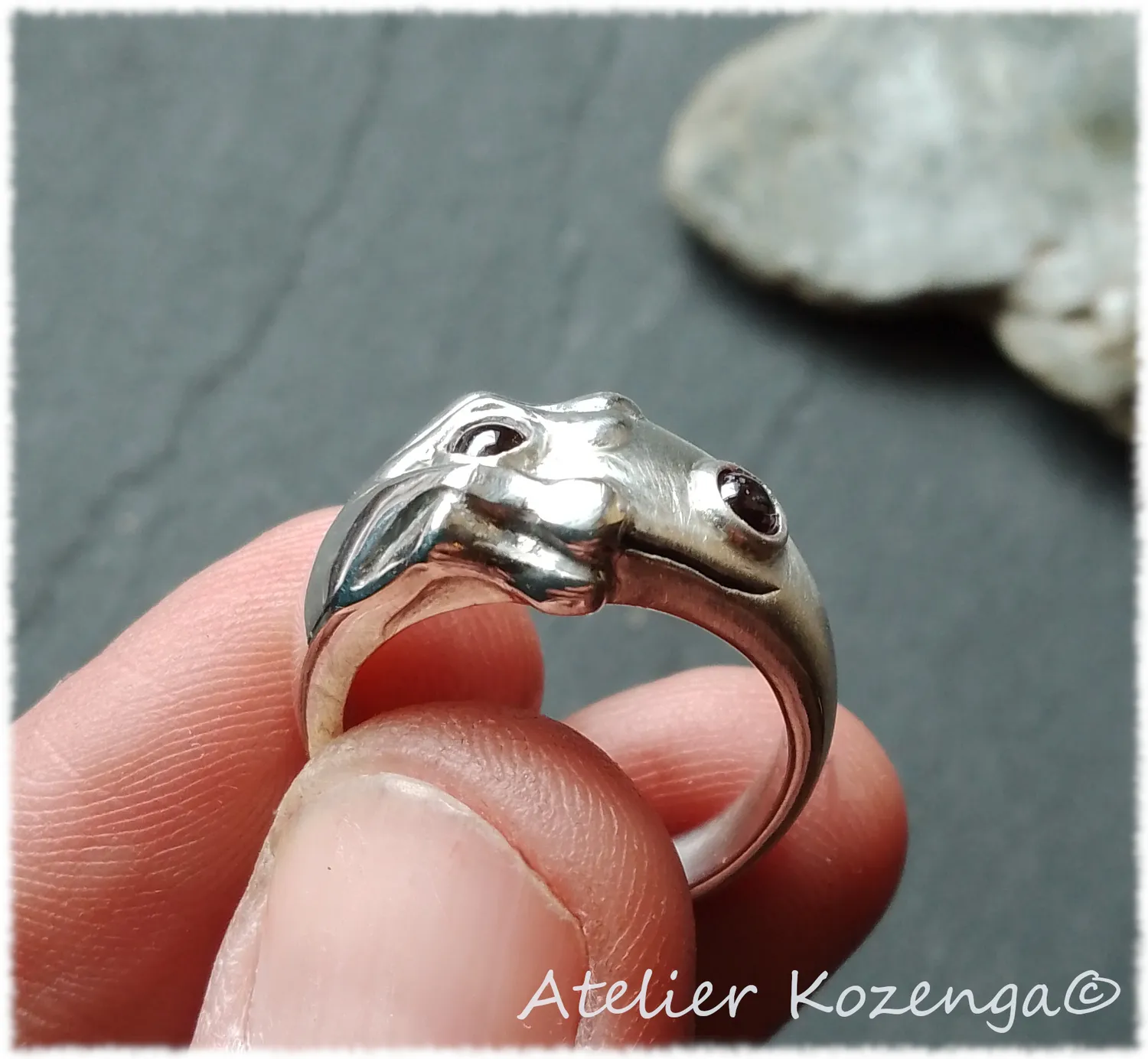 L'Atelier Kozenga Grenouille bague argent grenats