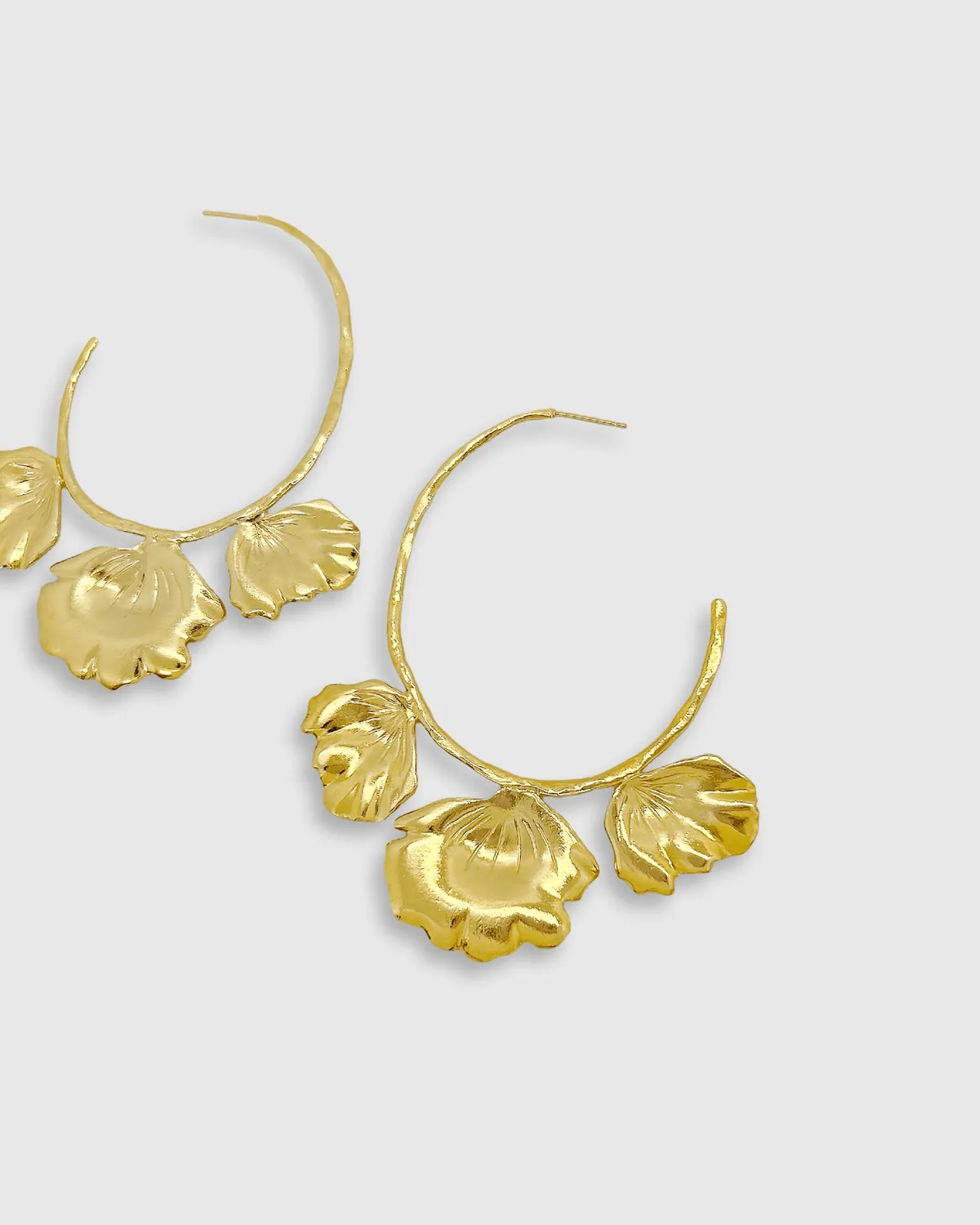 Elise Tsikis Tegée boucles d’oreilles pendantes fleur dorée