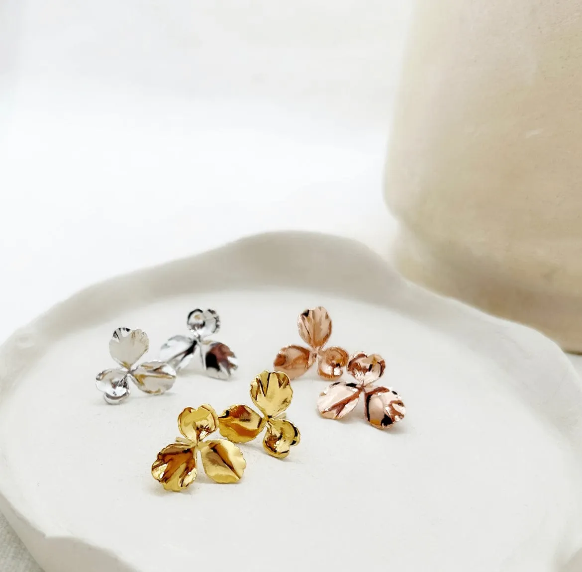 Elise Tsikis Pensée Small boucles doreilles or jaune