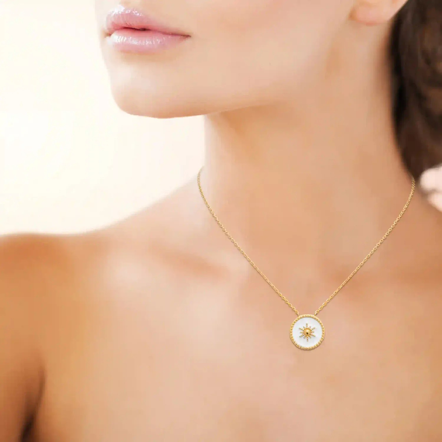 Oriana France collier plaqué or soleil laque blanche