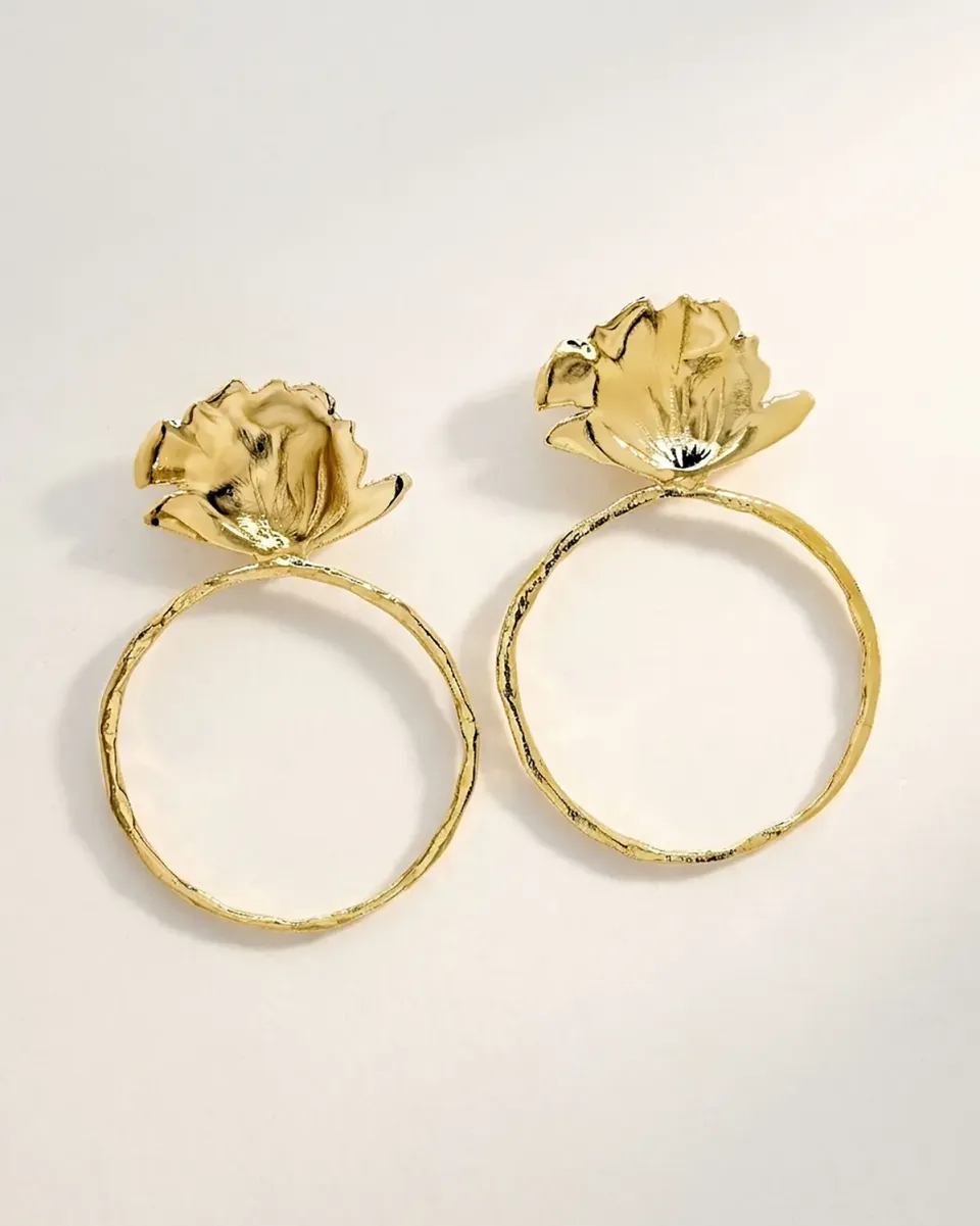 Elise Tsikis Thèbes boucles pendantes dorées