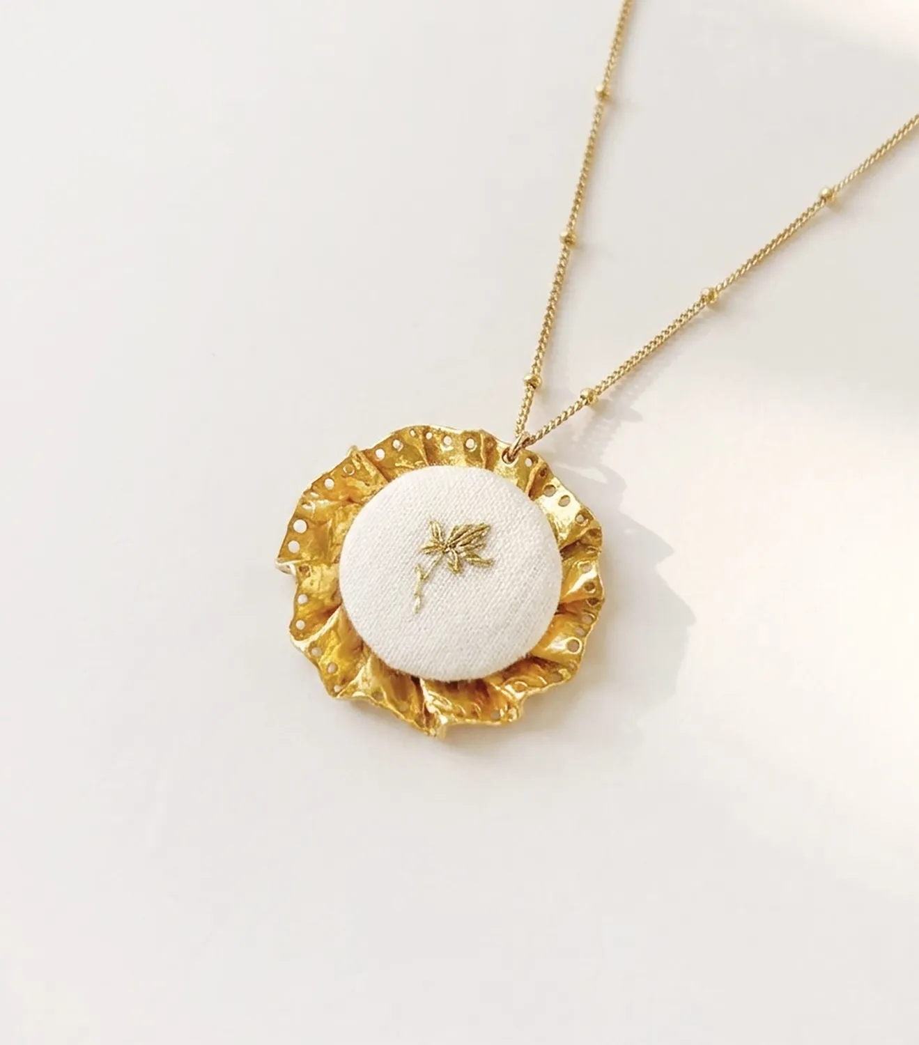 Elise Tsikis Broderia collier médaillon or jaune bleu