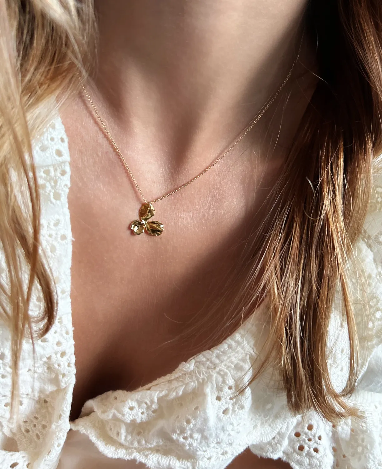 Elise Tsikis Pensée collier fleur or jaune 40 cm